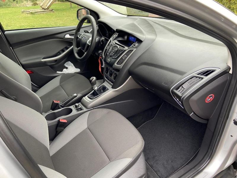 Ford Focus (2011) 1.6Tdci 85kw - fotka 19 z 29