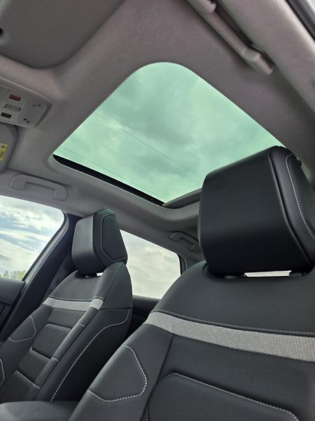 Citroën ë-C4 100kW 50kWh SHINE Panorama DPH - fotka 10 z 29