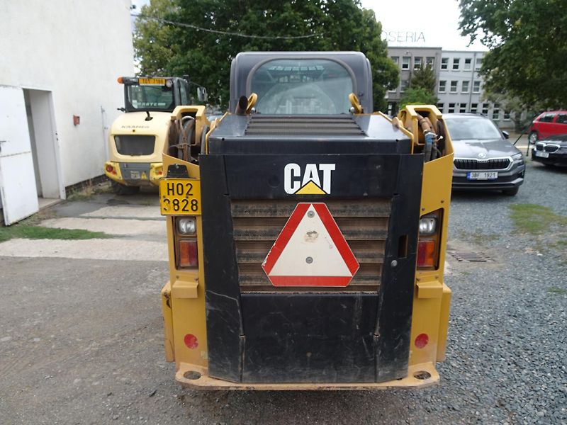 Caterpillar (2015) 236D - fotka 5 z 11