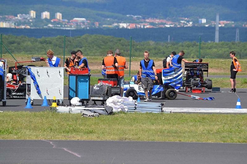 Mezinárodní závody formulí sestrojených univerzitními týmy z celého světa se letos již posedmé představily v areálu mosteckého polygonu. Na snímku je tým z Ingolstatdtu.