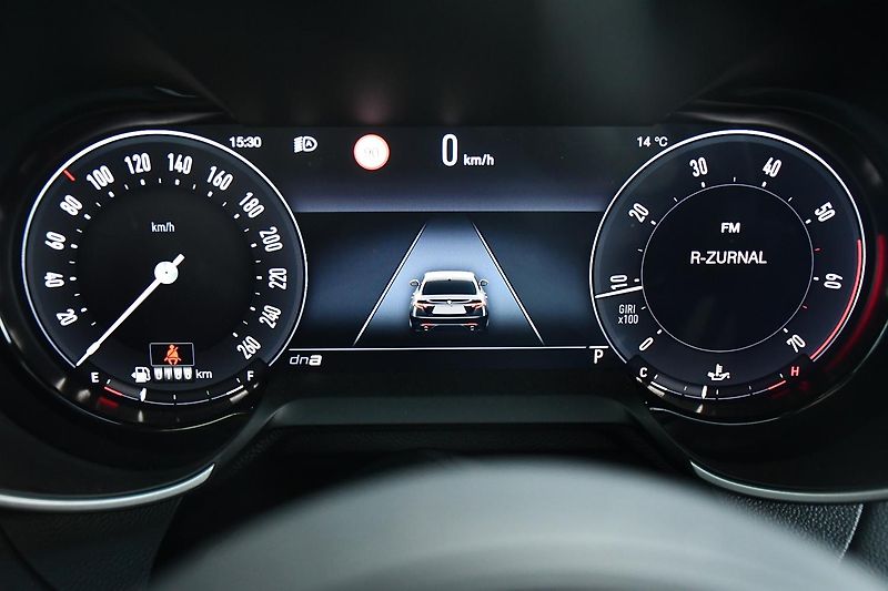 Alfa Romeo Giulia 2,0T 16V 206kW AT8-Q4 VELOCE - fotka 28 z 48