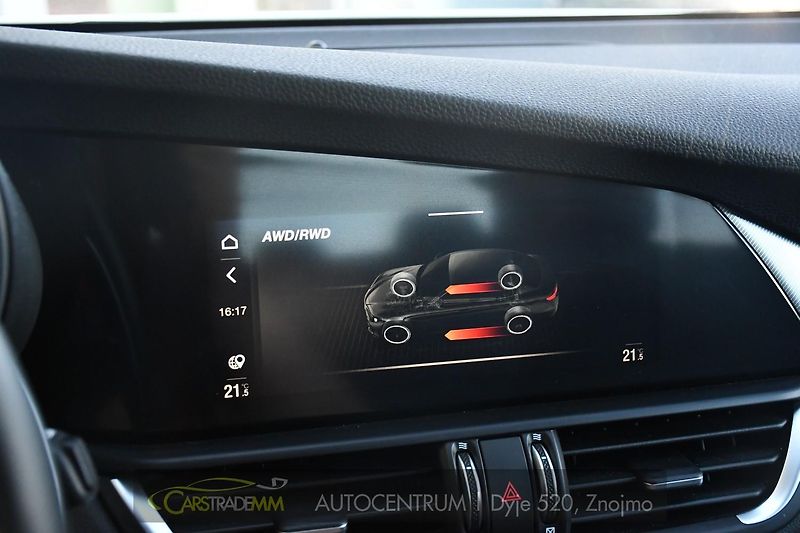 Alfa Romeo Giulia 2.0 TURBO 16V 206kW Q4 VELOCE - fotka 31 z 42