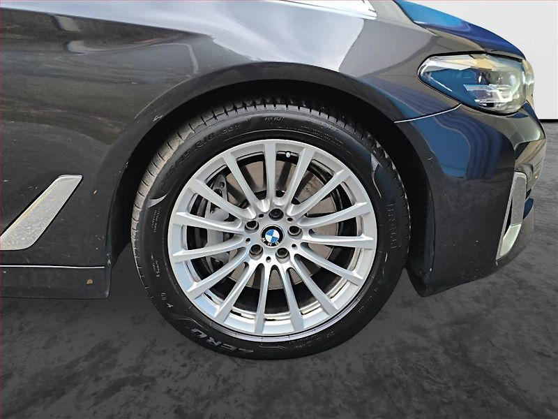BMW Řada 5 (2023) 530d xDrive - fotka 14 z 16