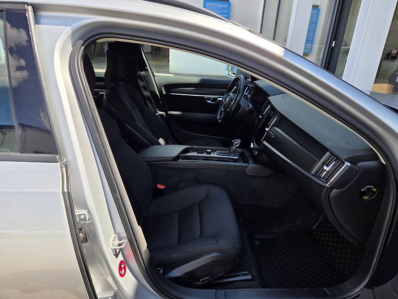 Volvo V90 (2018) D4 2.0 140kW - fotka 41 z 43