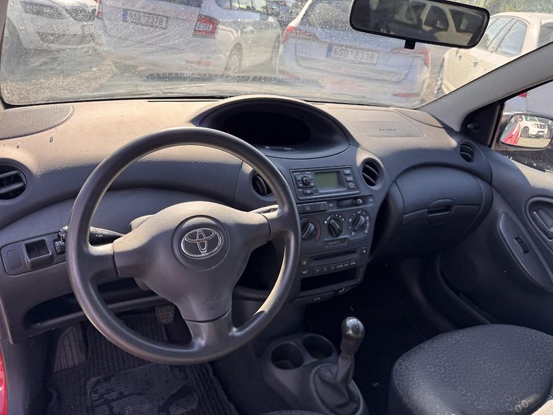 Toyota Yaris 1.0 VVTi,48 kW,98 tis km,1.Maj - fotka 12 z 17
