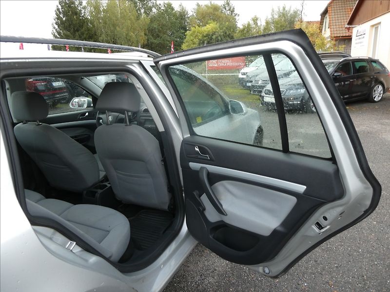 Škoda Octavia 1,6 FSi 85kW závěs, 2x kola - fotka 17 z 25