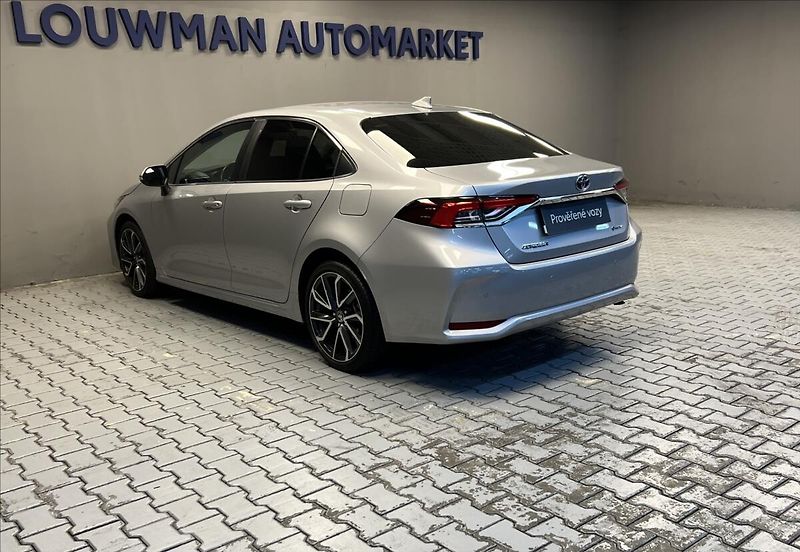 Toyota Corolla 1,8 Hybrid AT Executive  SD - fotka 16 z 17