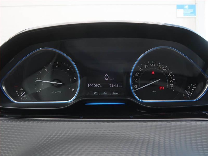 Peugeot 2008 (2013) 1.6 e-HDi, Navi, Tempomat - fotka 11 z 18