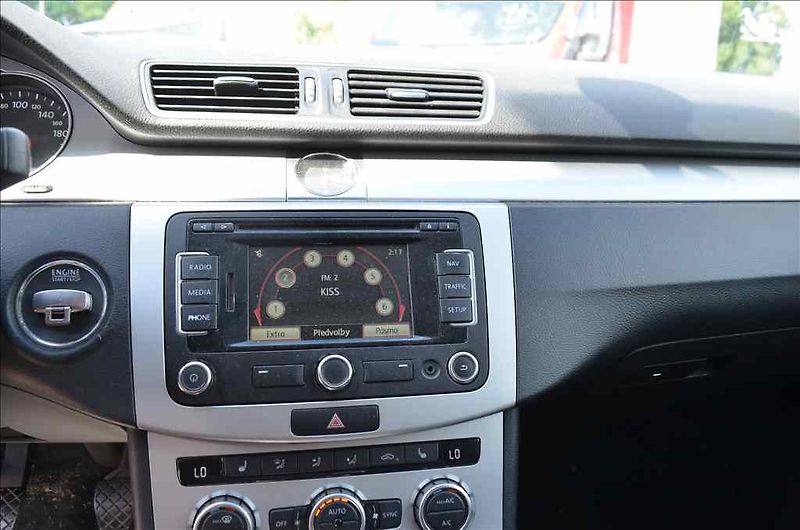 Volkswagen Passat (2012) VARIANT 1,6 TDI - fotka 16 z 24
