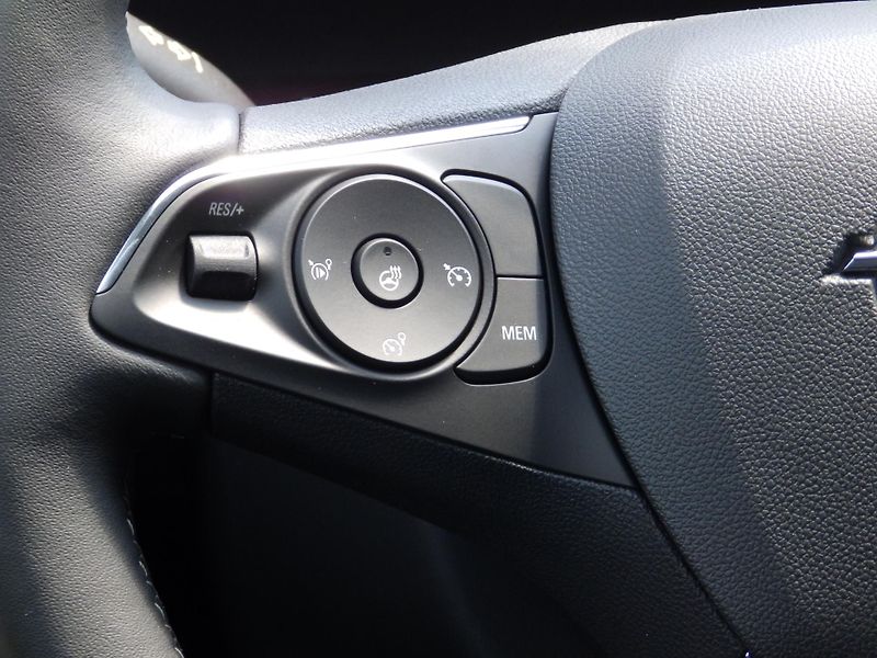Opel Grandland (2023) 1.2Turbo 96kW - fotka 16 z 36