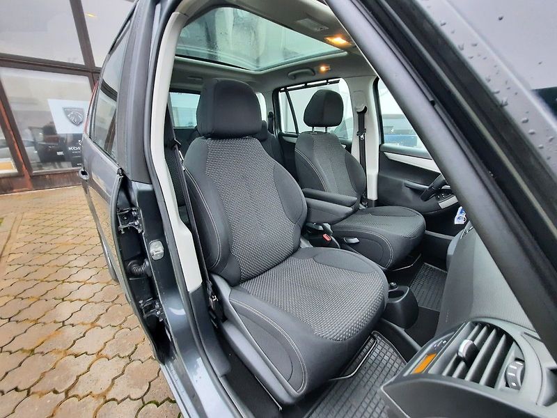 Citroën C4 Picasso 1,6 eHDI 112k STT 7 Míst - fotka 17 z 25