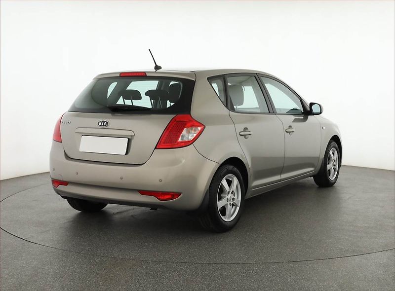 Kia Ceed (2012) 1.4 CVVT, po STK, oblíbený vůz - fotka 5 z 13