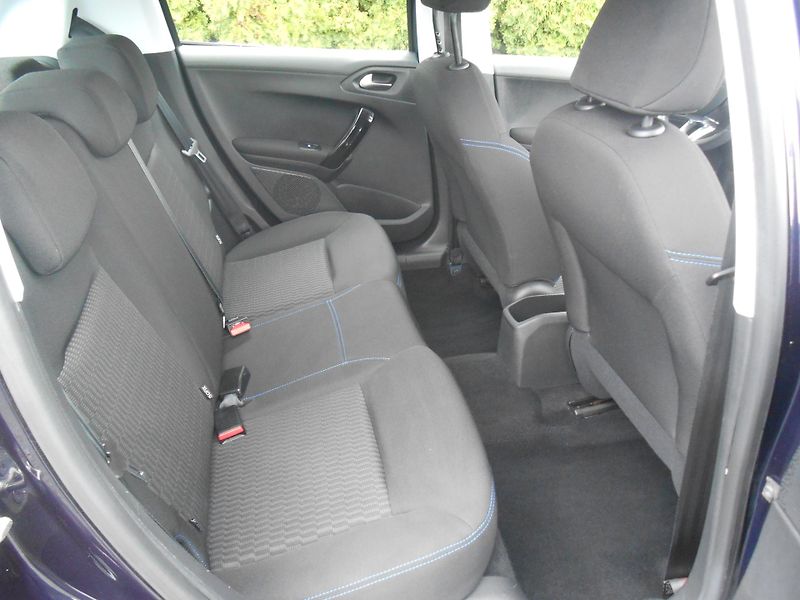 Peugeot 208 NAVI, CHROM, LED, 87TKm - fotka 18 z 37