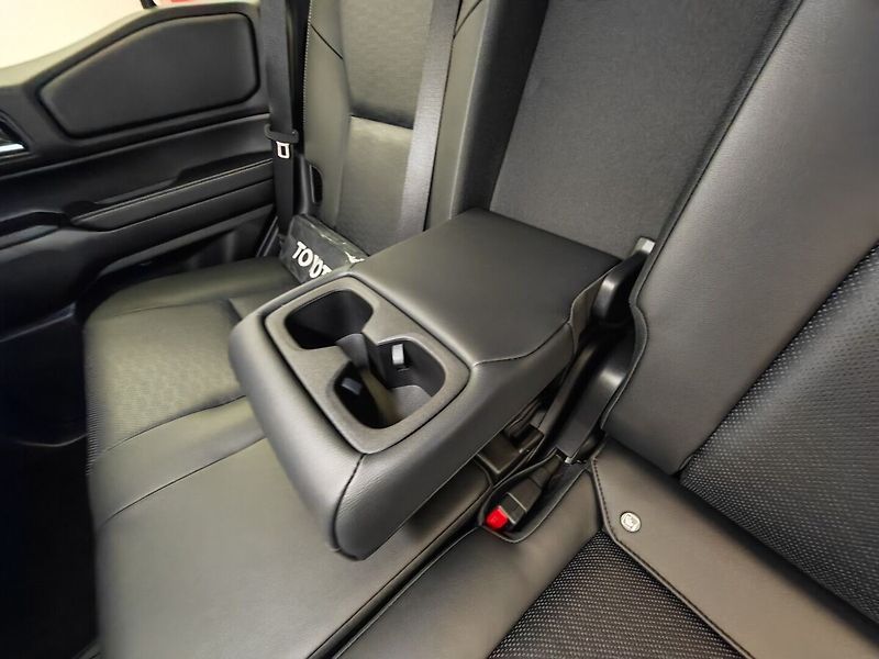 Toyota Land Cruiser 2.8L Diesel Executive 4x4 - fotka 19 z 48