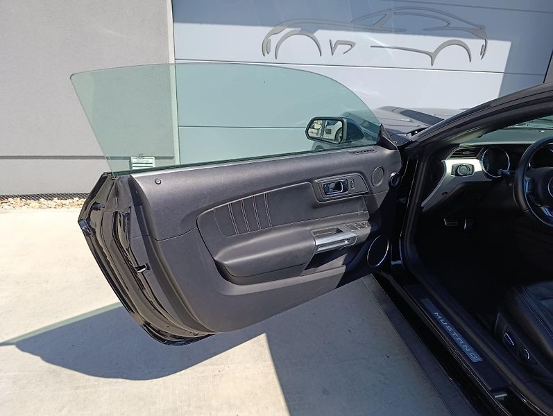 Ford Mustang 2.3 ECOBOOST CONVERTIBLE  - fotka 29 z 32