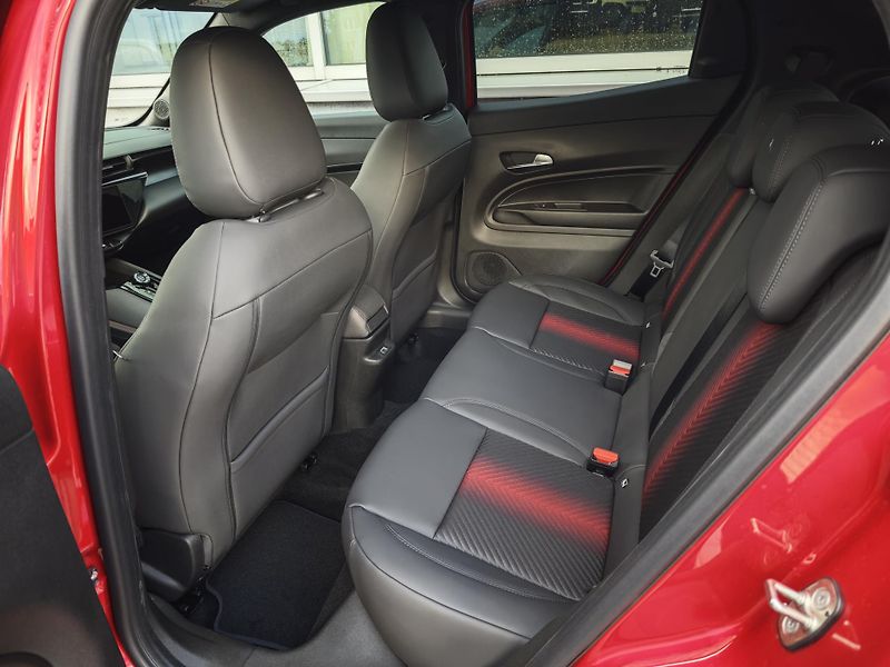Alfa Romeo Junior (2026)  Elettrica Speciale 156PS 54kW - fotka 16 z 43