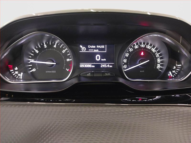Peugeot 2008 (2016) Active 1.2 PureTech, ČR,1.maj - fotka 11 z 15
