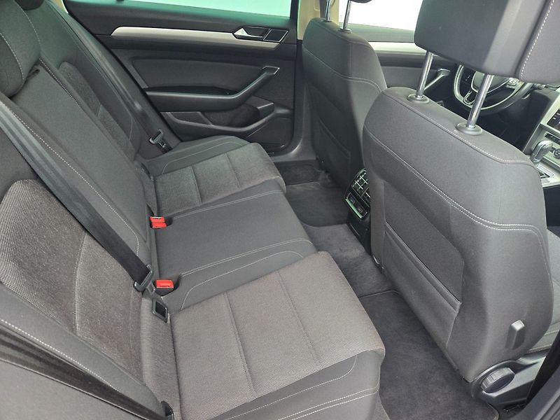 Volkswagen Passat (2018) 2.0 TDI DSG,Navi,Rozvody - fotka 22 z 29