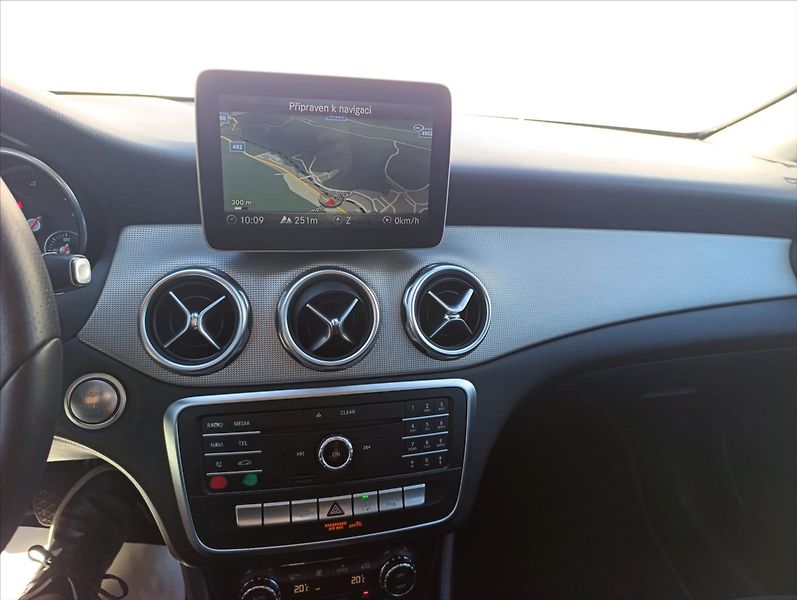 Mercedes-Benz GLA 2,2 200d Kamera Navi Kůže LED - fotka 17 z 38