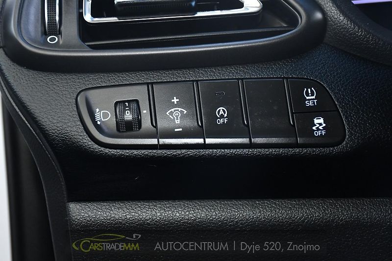 Hyundai i30 1,6CRDi STYLE AUTOMAT - fotka 26 z 48