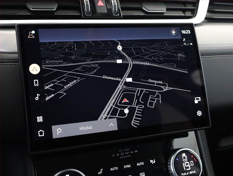 Jaguar F-Pace (2021) D200 AWD - fotka 13 z 20
