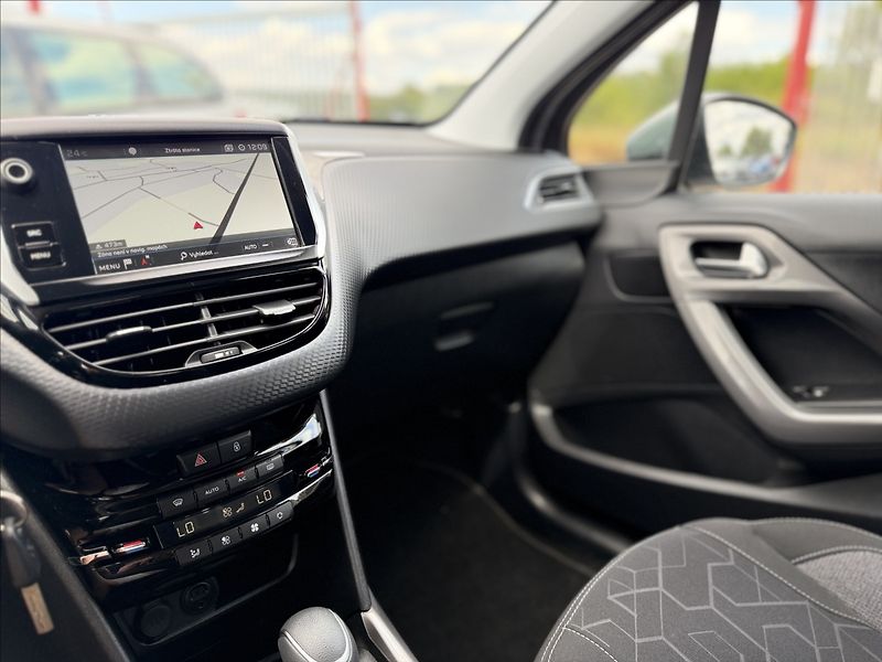Peugeot 2008 1,2 81kW AUTOMAT,NAVI,NOVÉ ČR - fotka 13 z 32