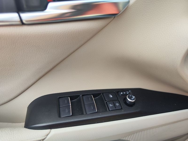 Toyota Camry 2.5 HEV/160kW Executive e-CVT - fotka 31 z 35