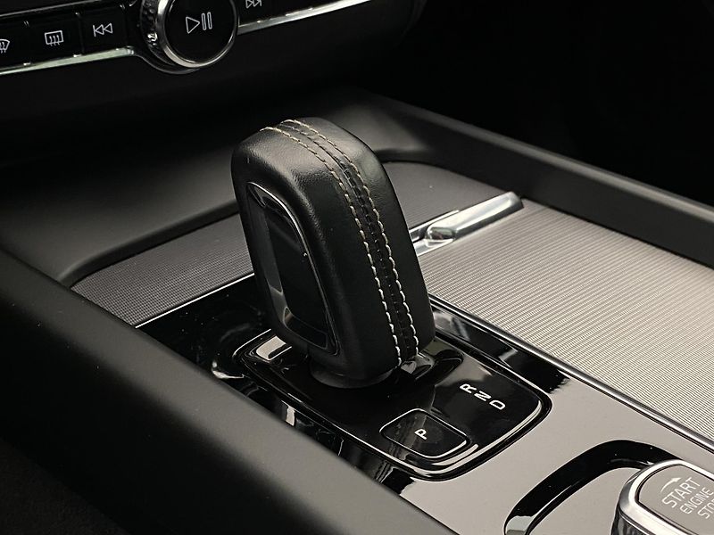 Volvo XC60 B5 AWD R-DESIGN AUT CZ - fotka 28 z 55