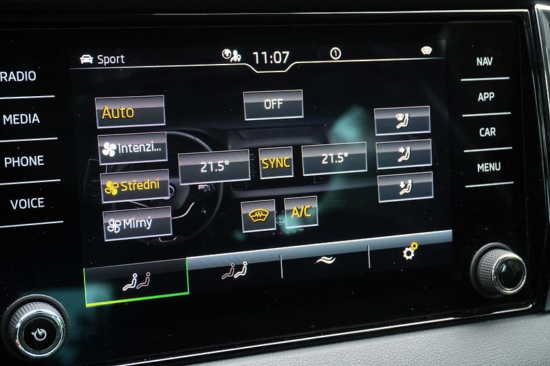 Škoda Karoq 1.5 TSI 110 kW, Kamera,Keyless - fotka 28 z 41