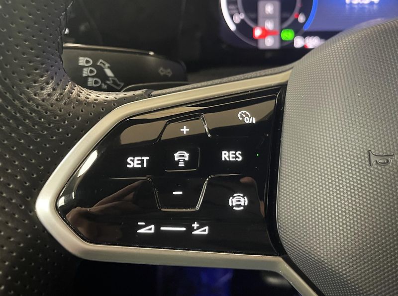 Volkswagen Golf Variant R-LINE 2.0TDI 110kW, ČR - fotka 16 z 32
