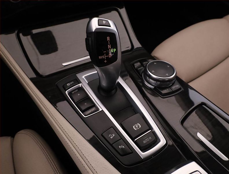 BMW Řada 5 (2016) 520d xDrive, 4X4, Automat, ČR - fotka 12 z 20
