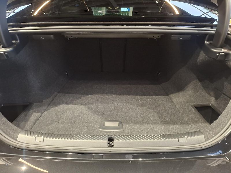 BMW i5 xDrive40 M-Sport PRO - fotka 33 z 36