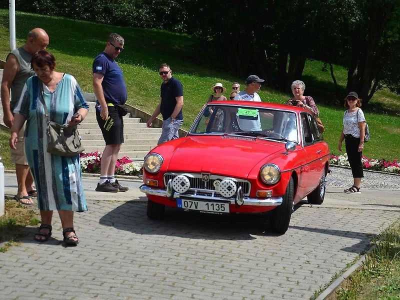 Přehlídka veteránů na Arnice v Mariánských Lázních. Sanitka Cadillac