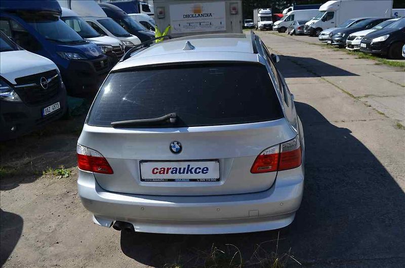 BMW Řada 5 (2008) 560 TOURING - fotka 22 z 33
