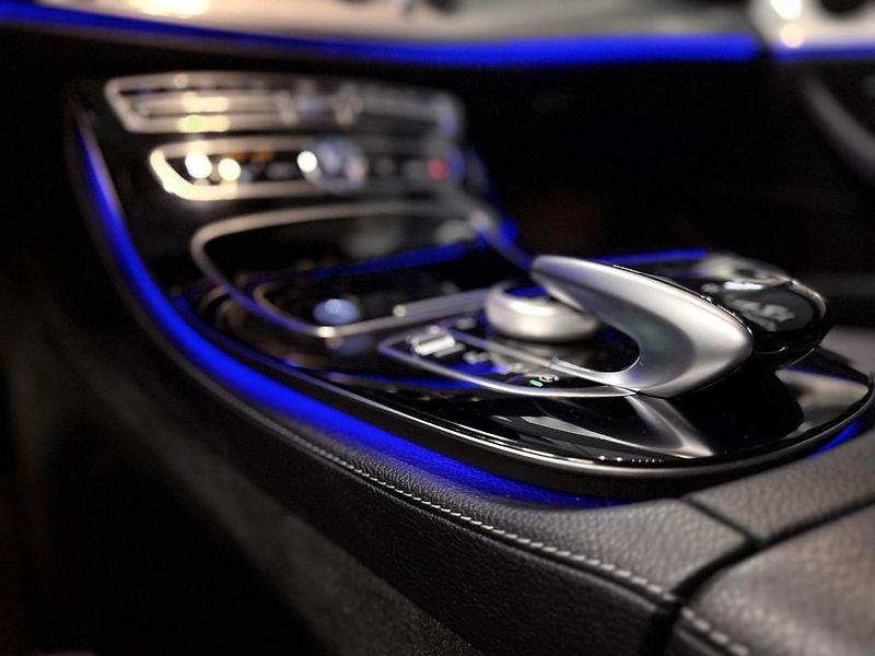 Mercedes-Benz Třídy E (2018) 220D,TOP ,TZ, adaptivní tempo - fotka 26 z 34