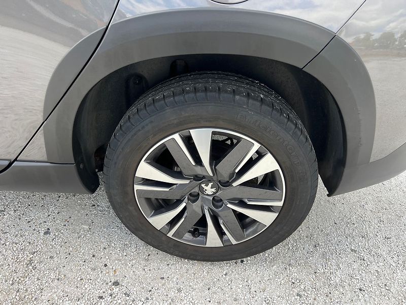 Peugeot 2008 1.2 i - fotka 15 z 15