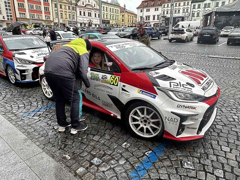Tragédie, která se odehrála v rámci 58. ročníku Rallye Šumava, kdy po nehodě zemřela navigátorka Alena Krejčíková (41), nezasáhla jen příznivce rallye, ale její kamarády, jelikož byla na Klatovsku doma.