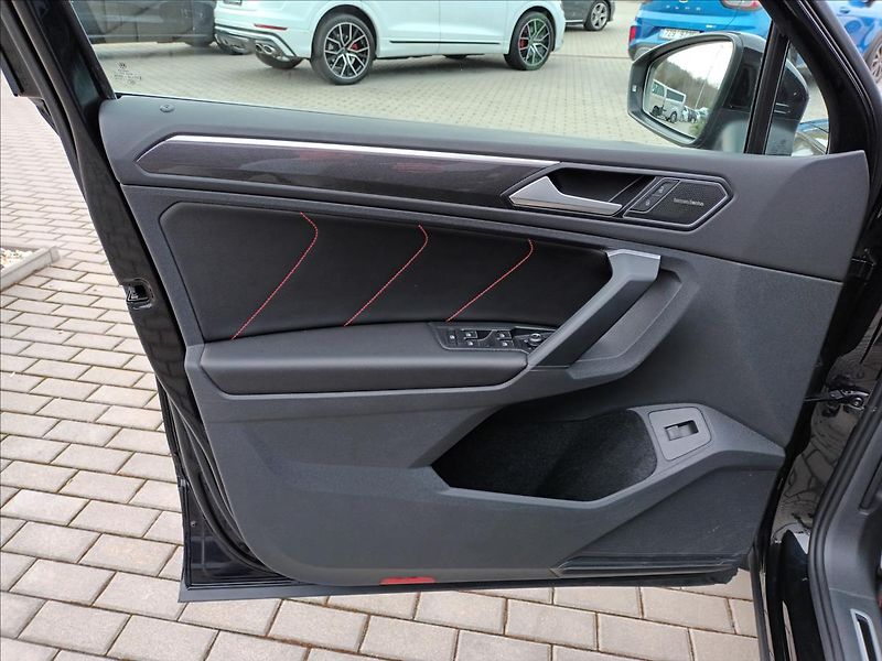 Volkswagen Tiguan 2,0 TDI,147KW,URBAN SPORT,4X4 - fotka 15 z 48