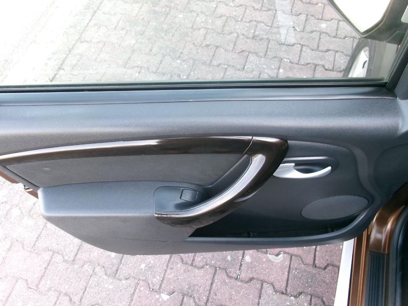 Dacia Duster (2012) 1,6 16V 4x4 KLIMA ALU TAŽNÉ - fotka 23 z 31