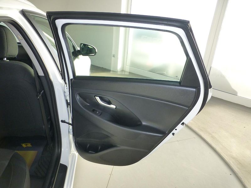Hyundai i30 (2021) 1,6CRDI*ALU*AC**PARK.S**KAMERA - fotka 19 z 23