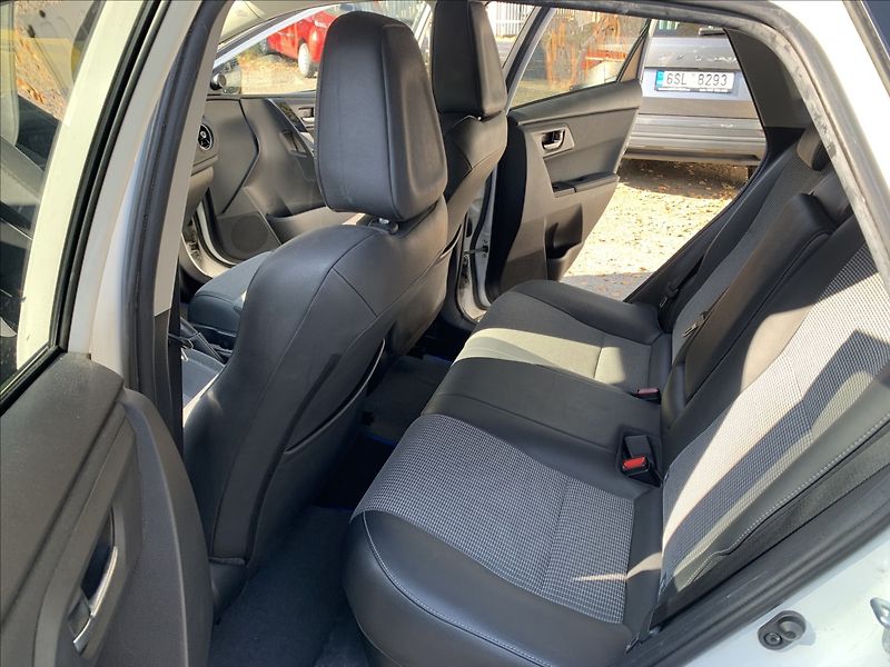Toyota Auris 1,8 HYBRID 1.MAJ.,ČR,SERVISKA - fotka 18 z 20