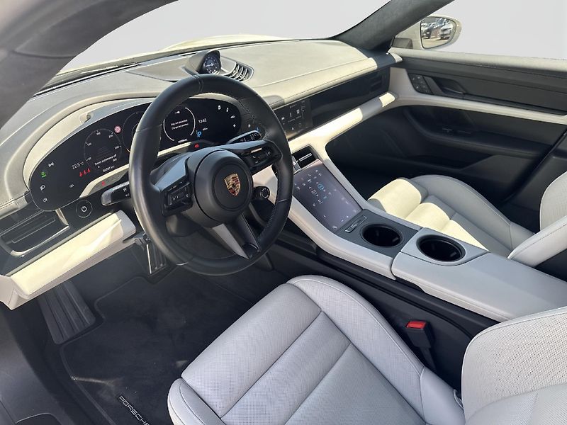 Porsche Taycan GTS - fotka 13 z 27