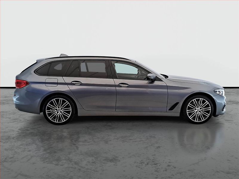 BMW Řada 5 (2017) Sport Line 530d xDrive, 4X4 - fotka 6 z 23