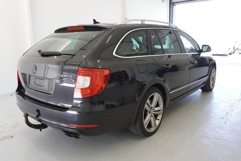Škoda Superb 3.6 V6 191kW 4x4 REZERVACE - fotka 5 z 36