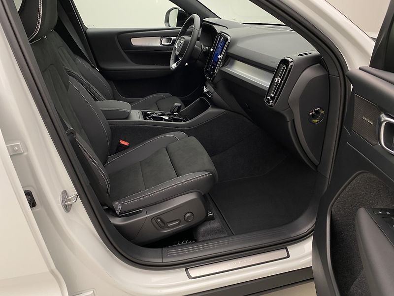 Volvo XC40 (2026) B3 AUT DARK PLUS - fotka 23 z 58