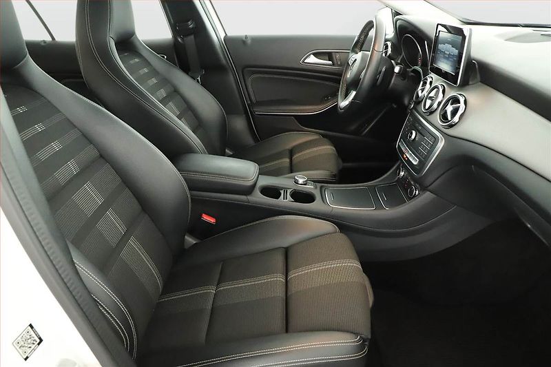 Mercedes-Benz GLA (2017) 180, Automat, Kůže, Navi - fotka 7 z 20