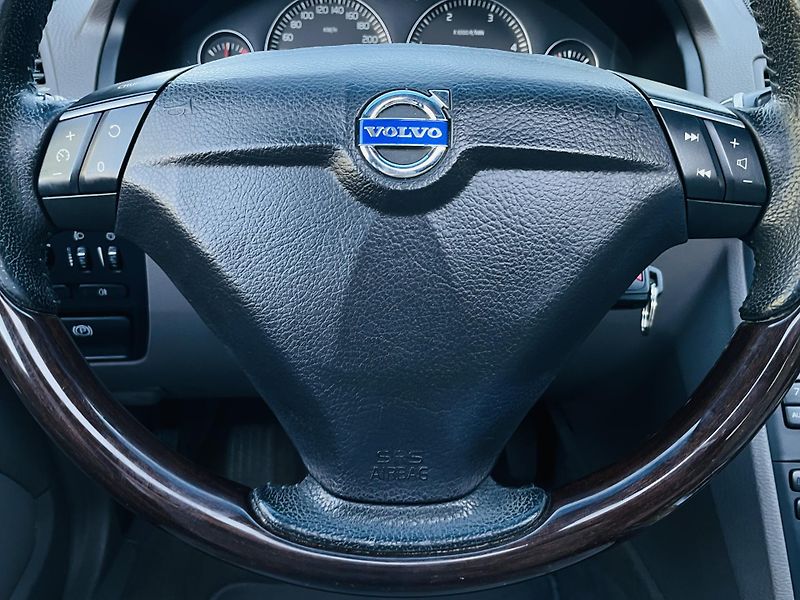 Volvo XC90 2.4D5 136KW 4x4 AUT SERVISKA - fotka 31 z 42