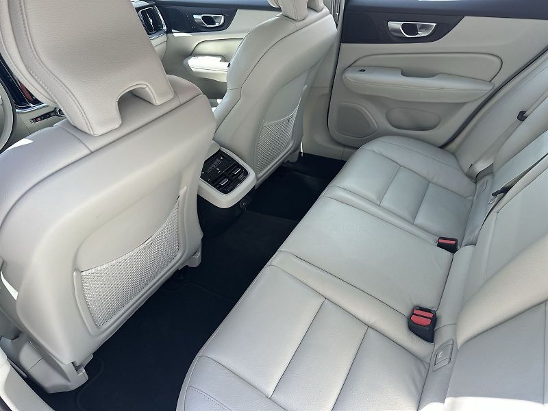 Volvo S60 (2023) B5 AWD Automat Ultimate Dark - fotka 9 z 31