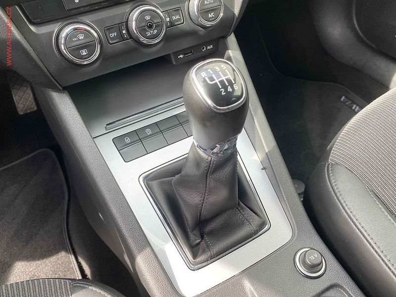 Škoda Octavia (2013) 2.0 TDi, Elegance - fotka 16 z 17