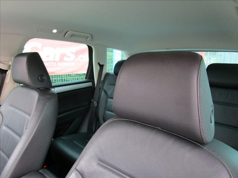 Volkswagen Touareg 3.0TDi V6  R-Line, 4x4, Bi-Xen - fotka 15 z 48